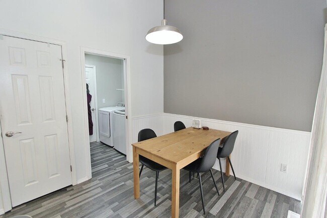 Building Photo - 1915 W Mulhuland Ct