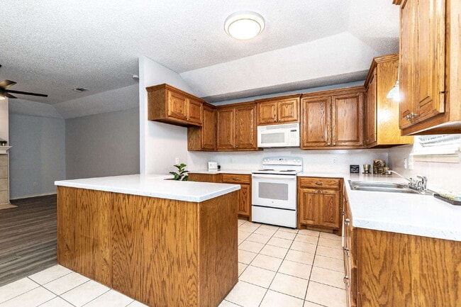 Building Photo - Beautifully remodeled 2/2/2 in very upscal...