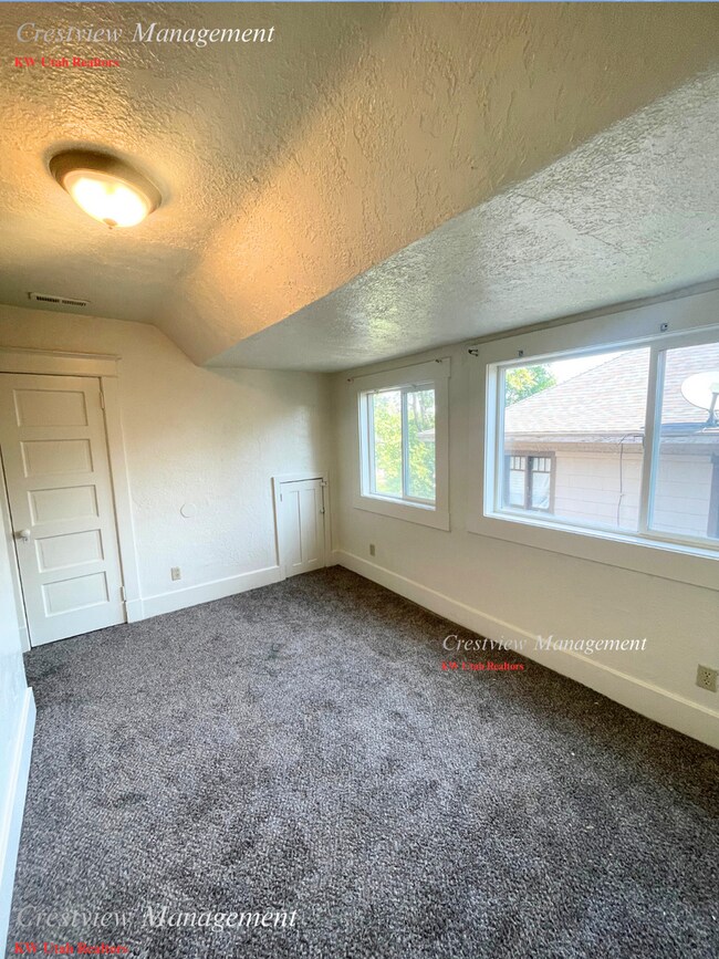 Building Photo - Liberty - Bell Duplex