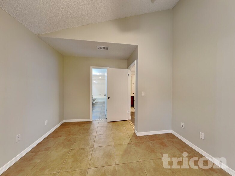 Building Photo - 419 E Springtree Way