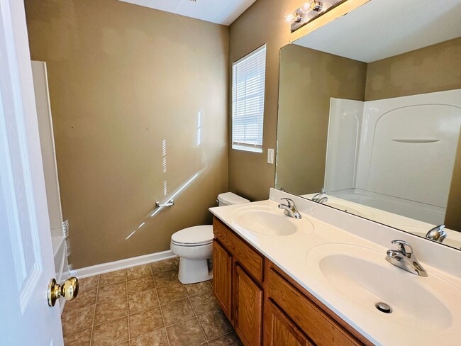 Building Photo - Three Bedroom Townhome Close to Everything