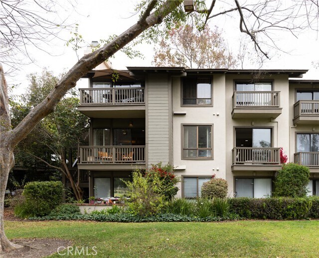 Building Photo - 9 Flores