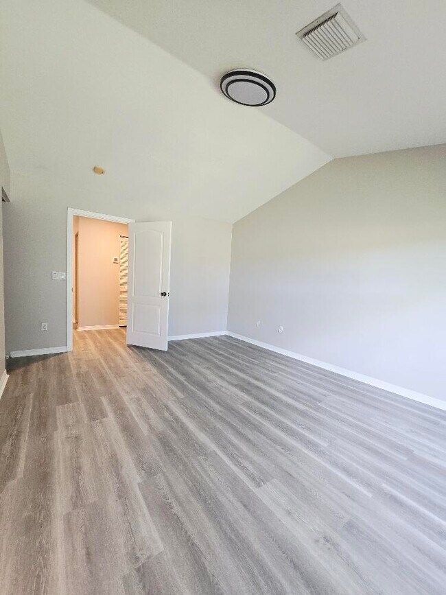 Building Photo - 329 River Bluff Ln