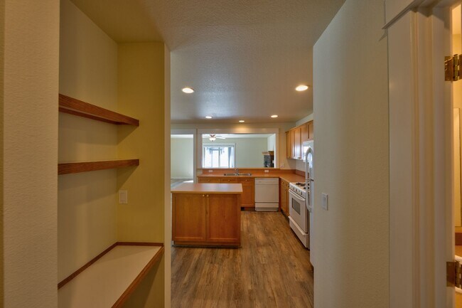 Building Photo - 997