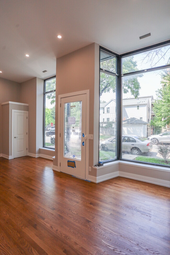 Building Photo - 1359 W Barry Ave