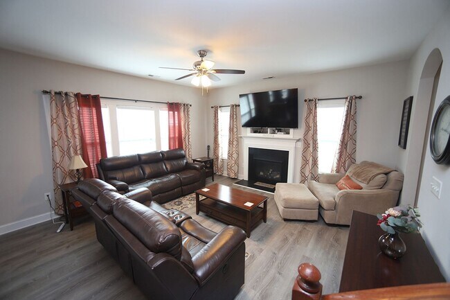 Building Photo - 709 Lone Pine Loop