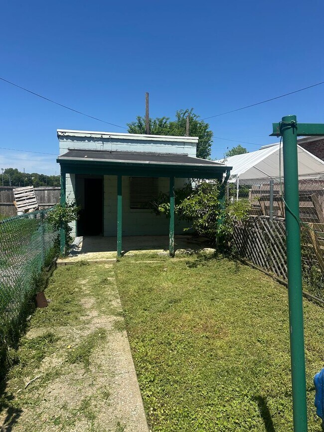 Building Photo - 3bd 1 bath with fenced in yard!