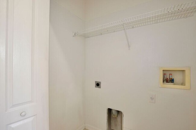 Building Photo - Beautiful 2/2.5 Cozy Townhome with a 1 Car Garage in the Gated Community of Victoria Pines - Orlando