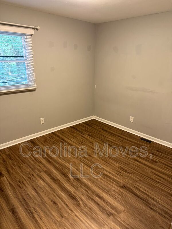 Building Photo - 16 Flower Dr
