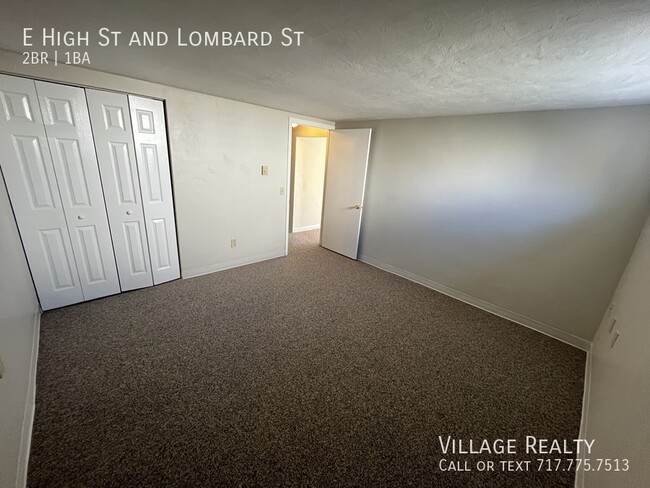 Building Photo - Huge 2-Bed apartment with washer/dryer hoo...