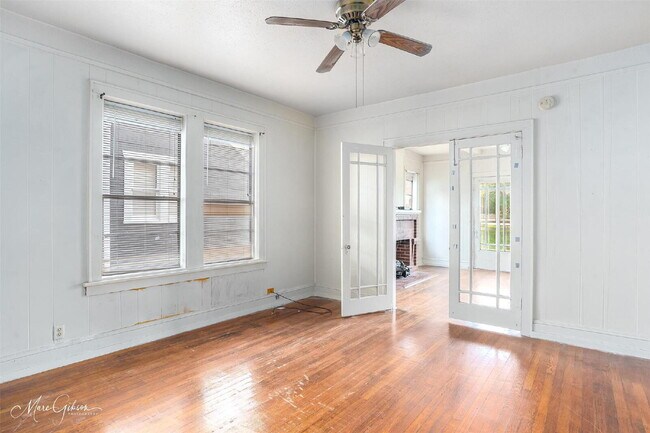 Building Photo - "Charming 1-Bed Retreat with Cozy Fireplac...