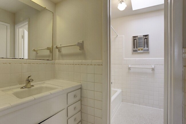 Building Photo - 3703 Roseland St
