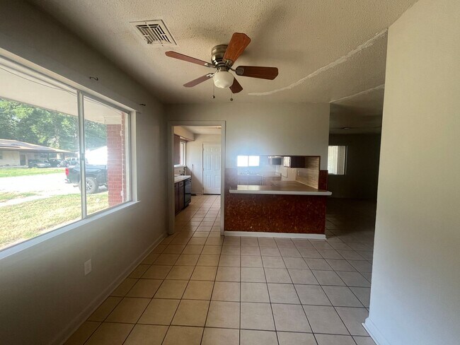 Building Photo - Nice large 3 BR. 1.5 Bath home for rent in Lonoke