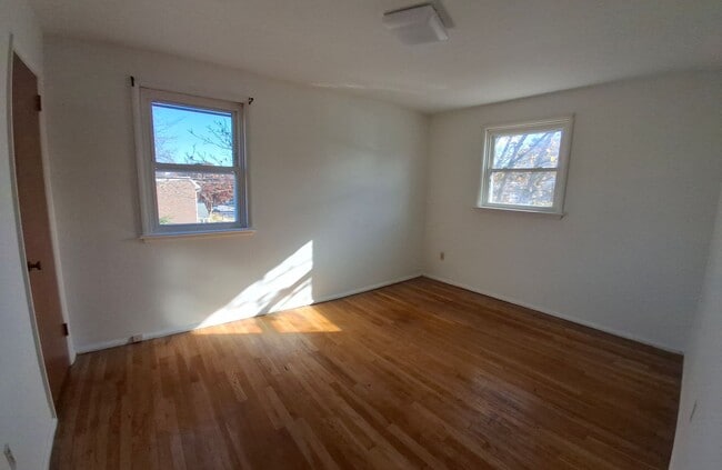 Building Photo - 3 Bedroom 1.5 Bathroom Available in Lancaster!