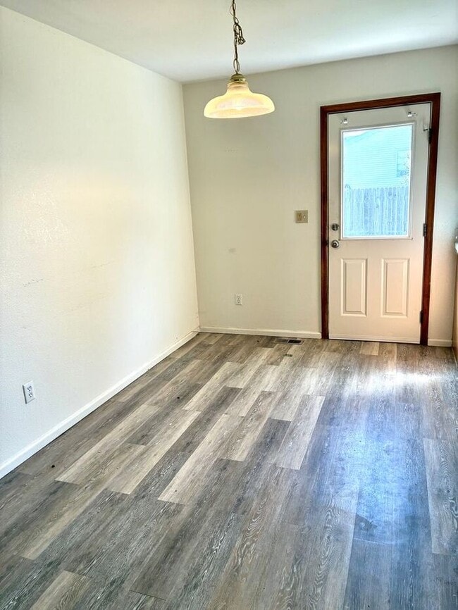 Building Photo - Charming 3 Bed, 2 Bath, Ranch Style Home i...