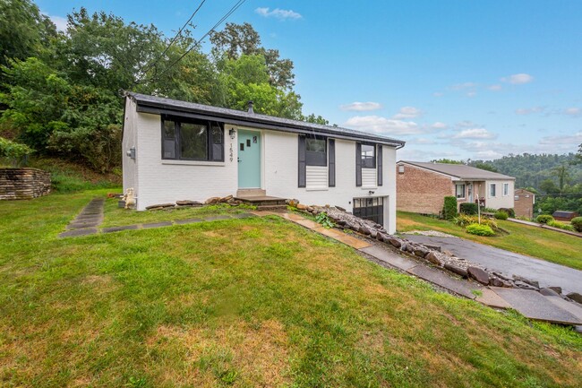 Building Photo - AVAILABLE SEPT 1ST!! BEAUTIFUL 3 BEDROOM I...
