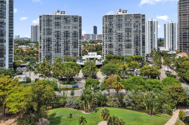 Building Photo - 3701 N Country Club Dr