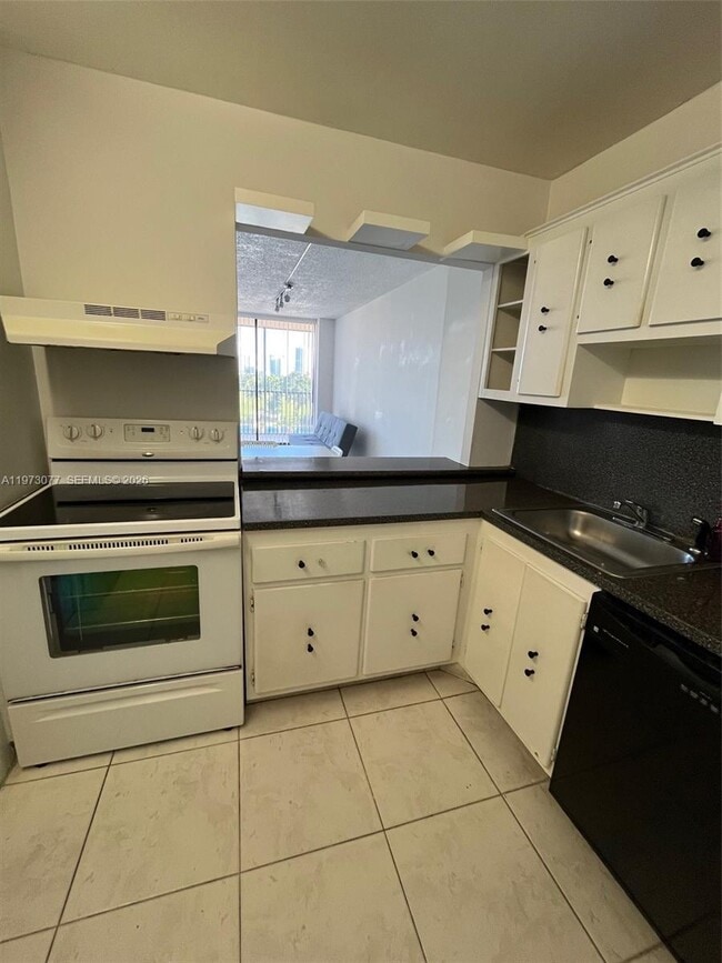 Building Photo - 20301 W Country Club Dr