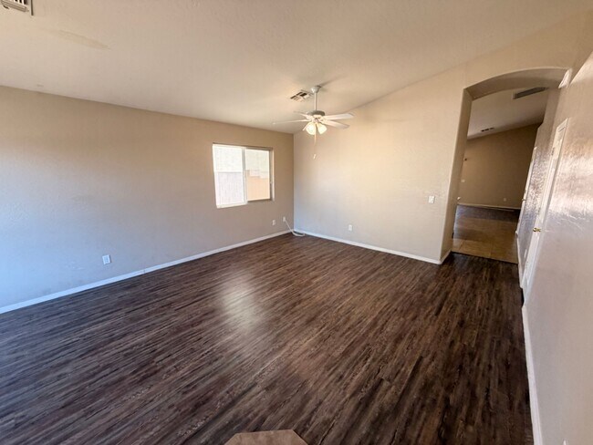 Building Photo - 3/2 Single story Avondale Home *Custom Paint* & Carpet in Beds Only!