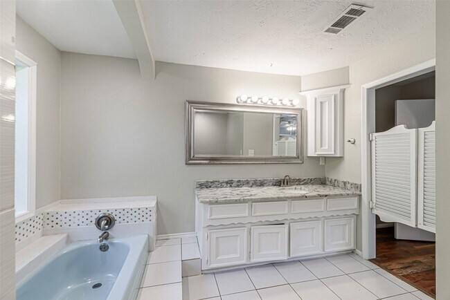 Building Photo - 102 Butlers Ct