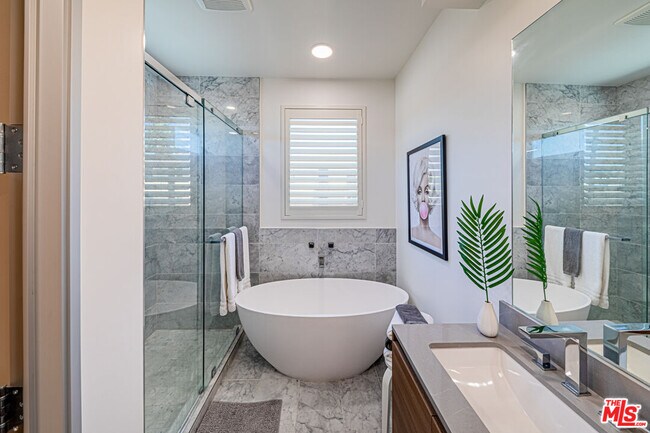 Building Photo - 6142 1/2 Lexington Ave