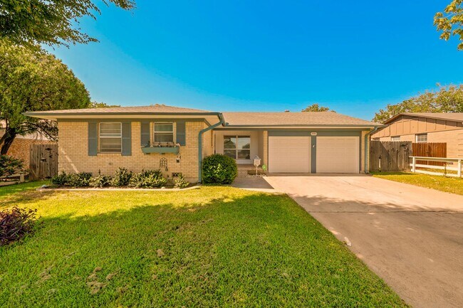 Building Photo - Available NOW!!!! Renovated Kitchen and Ba...