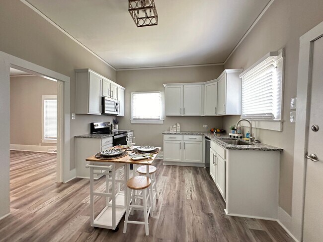 Building Photo - Beautifully Renovated 2 Bedroom 1 Bathroom...