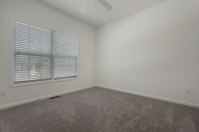 Building Photo - 15 Little Birch Dr