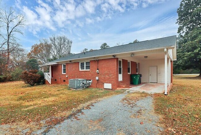 Building Photo - 3BD/1BA All Brick Ranch on One Acre!