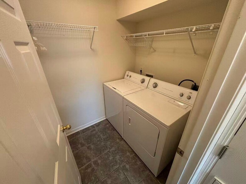 Building Photo - 211 Greenbriar Dr