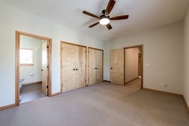 Building Photo - Luxury Three Bedroom Townhome in Johns Lan...