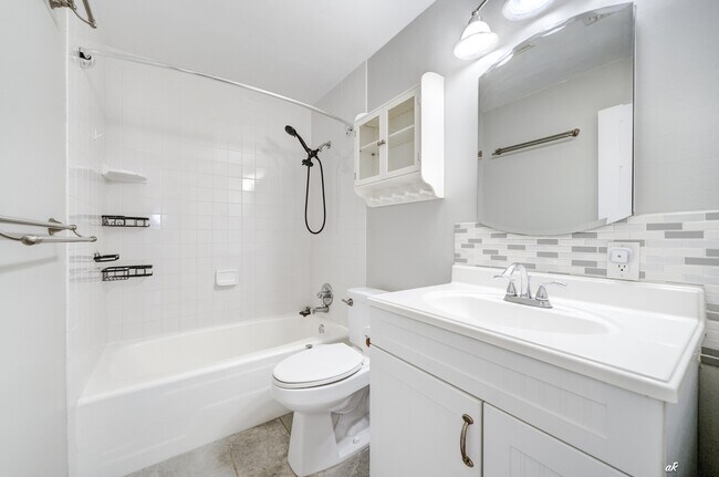 Building Photo - 3105 W 21st Ct