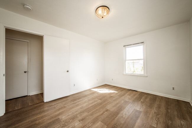 Building Photo - 908 S Maple St