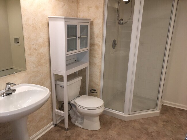 Building Photo - Modern Waneka Lake 4 Bedroom, 3 Bath Prett...