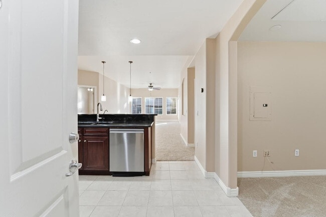 Building Photo - 5350 E Deer Valley Dr