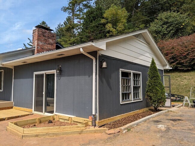 Building Photo - What a VIEW! Beautiful 3BD/2BA Ranch Style House in Speedwell Acres offered exclusively by Wester...