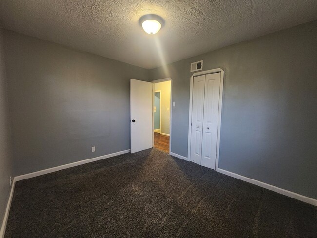 Building Photo - 3 Bedroom Home in Shawnee