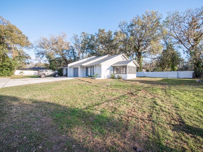 Building Photo - South Lakeland Duplex!