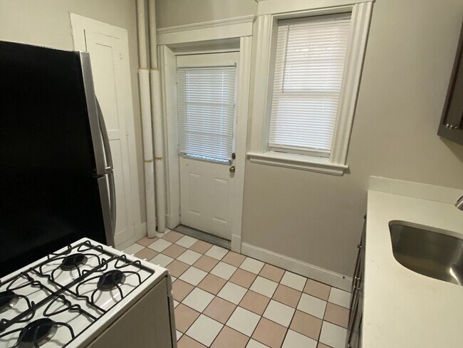 Building Photo - 81 Whiting St