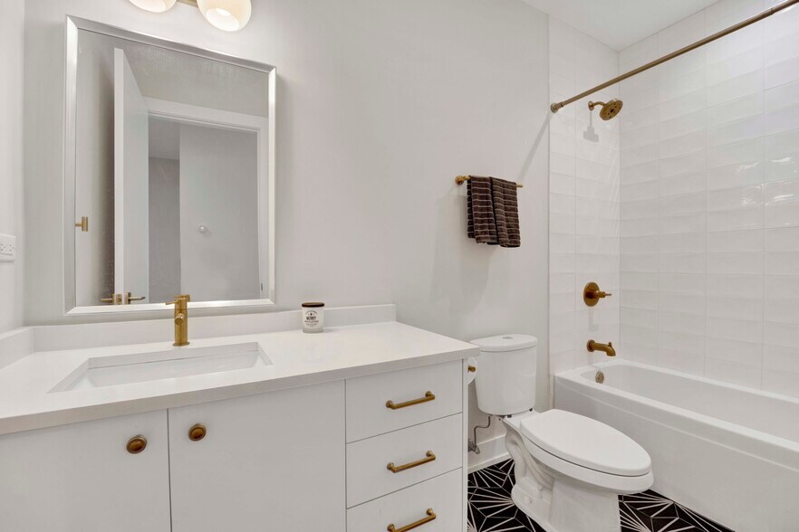 Building Photo - 4024 N Lincoln Ave