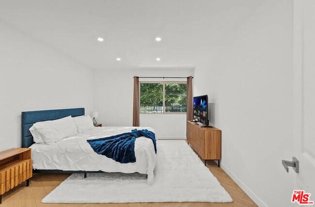 Building Photo - 4710 Park Granada