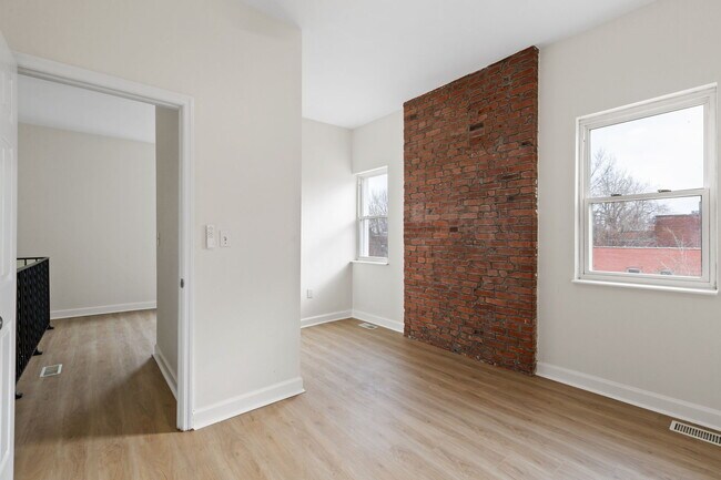 Building Photo - 2005 Lynch St