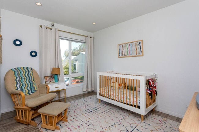 Building Photo - 3 bed 2 bath Townhouse located in South Coast Metro