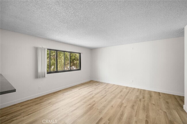 Building Photo - 16226 Vanowen St