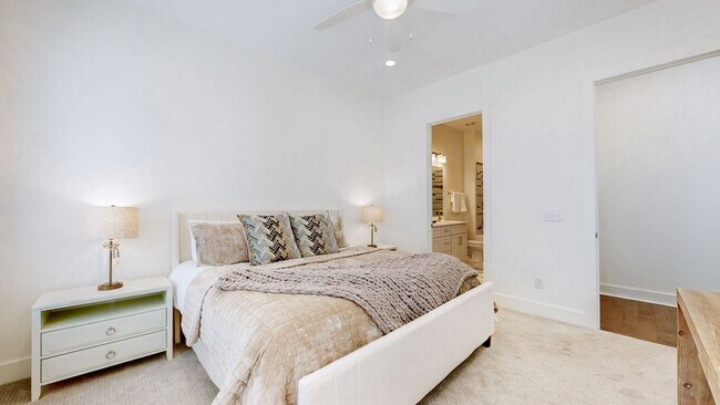 Building Photo - Franklin Gem Walking Distance to Downtown!