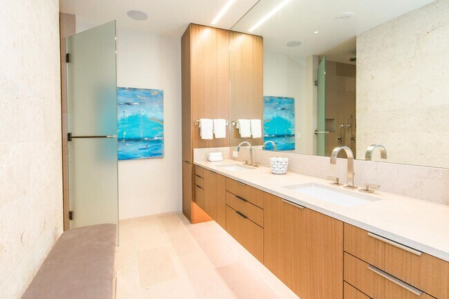 Building Photo - Park Lane Garden Suite