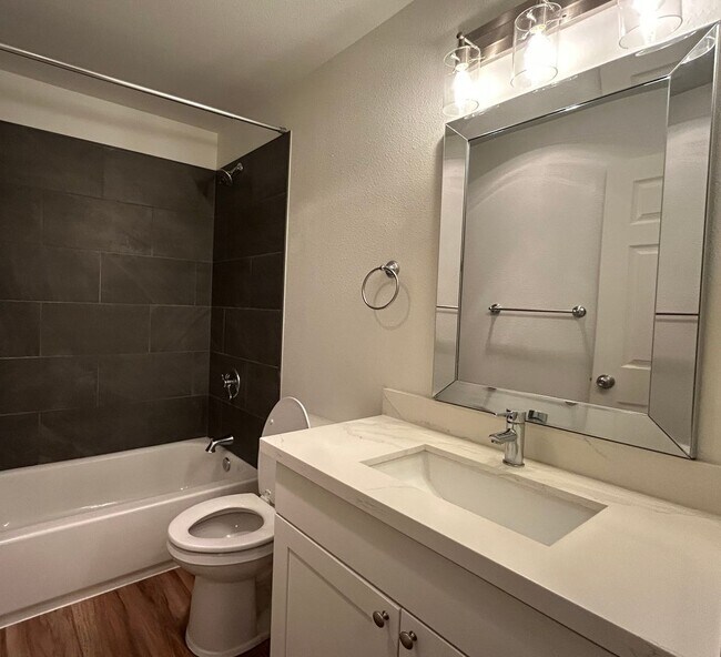 Building Photo - Updated 2bed/1bath Apartment in Prime Redmond Location!