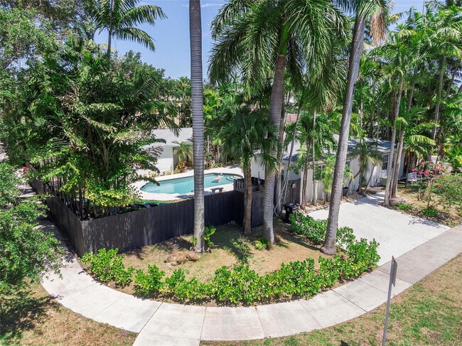 Building Photo - 1400 NE 4th Ct