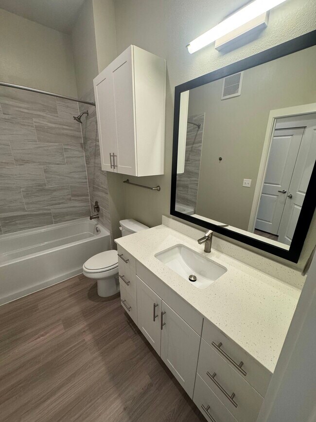 Building Photo - 1000 Persimmon Dr