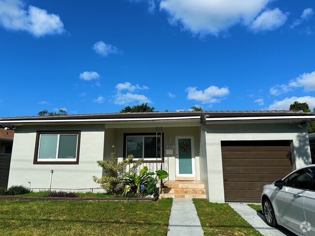 Building Photo - 820 NW 31st Ave